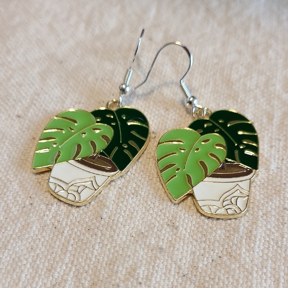 Hand Crafted Jewelry - Handcrafted Elegant Green Leaf Dangle Earrings NEW Ladies Outside